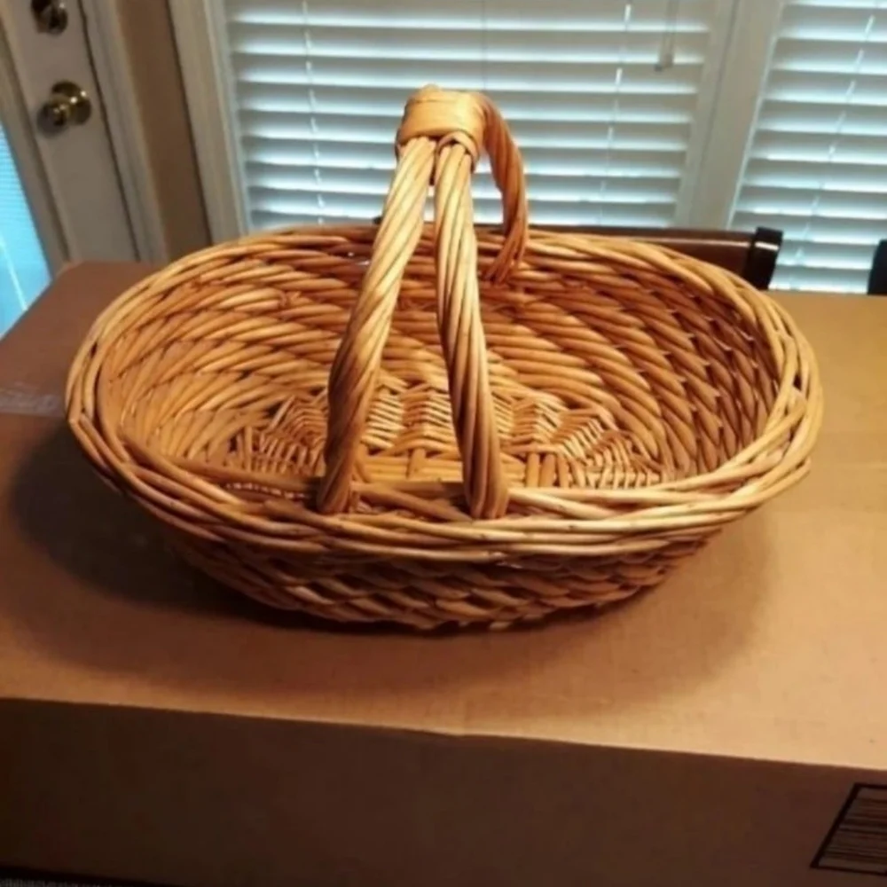 Double Handled Oval Woven Wicker Picnic & Flower Basket Vintage LIKE NEW!